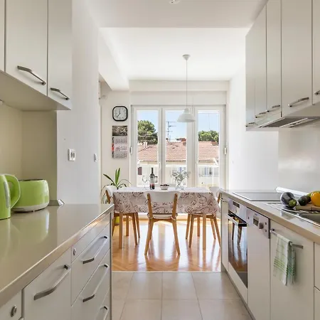Apartment Sunny City Getaway Close To All + View Split