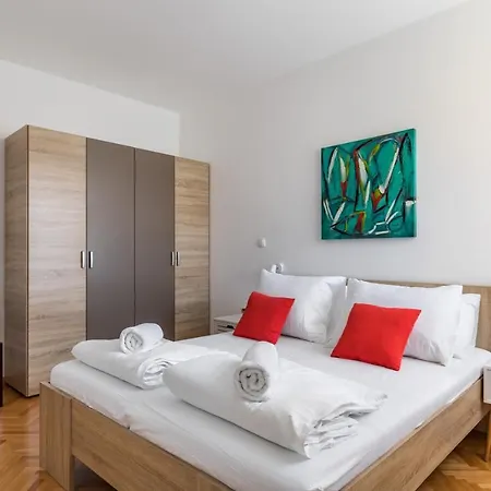 Sunny City Getaway Close To All + View Apartment