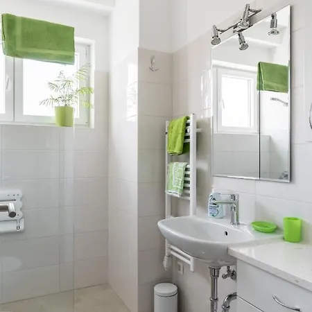 'canarino' - Split, Spacious & Bright
