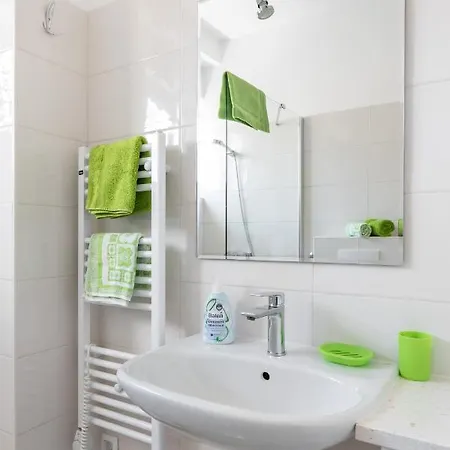 Apartment Sunny City Getaway Close To All + View Split