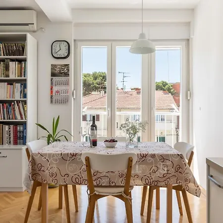 Apartment Sunny City Getaway Close To All + View
