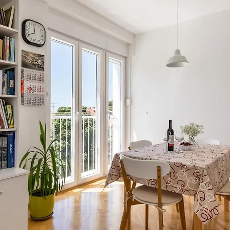 Apartment Sunny City Getaway Close To All + View