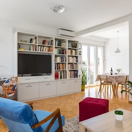 Apartment Sunny City Getaway Close To All + View Split