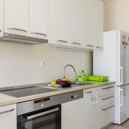 Apartment Sunny City Getaway Close To All + View Split