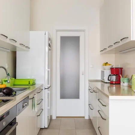 Sunny City Getaway Close To All + View Apartment Split